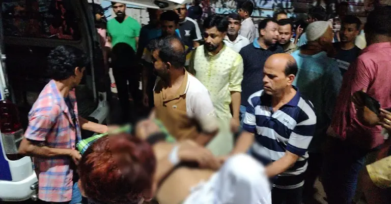 আহত ব্যক্তিকে হাসপাতালে নেয়া হচ্ছে